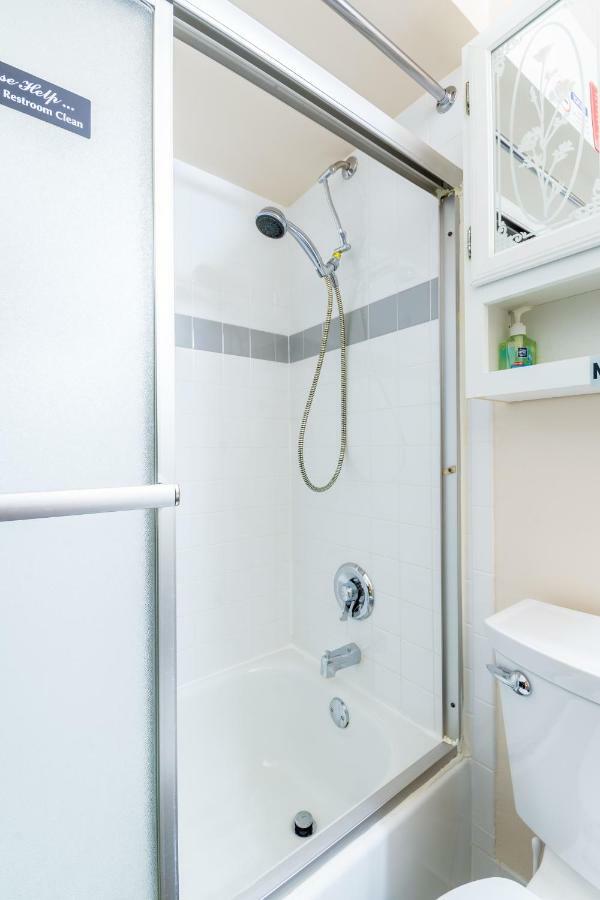Two Bedrooms Manage And Supervise By Host Endless Features Amenities Dishwasher Washer Dryer Wifi Internet Services By Verizon Fios 960 Upload 960 Download Bi Monthly Free Housekeeping Services Huge 10000 Square Footage Apartamento *